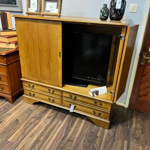 Oak Enclosed TV Cabinet