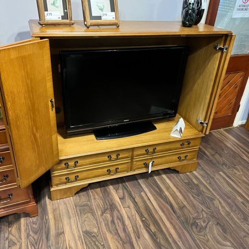 Oak Enclosed TV Cabinet